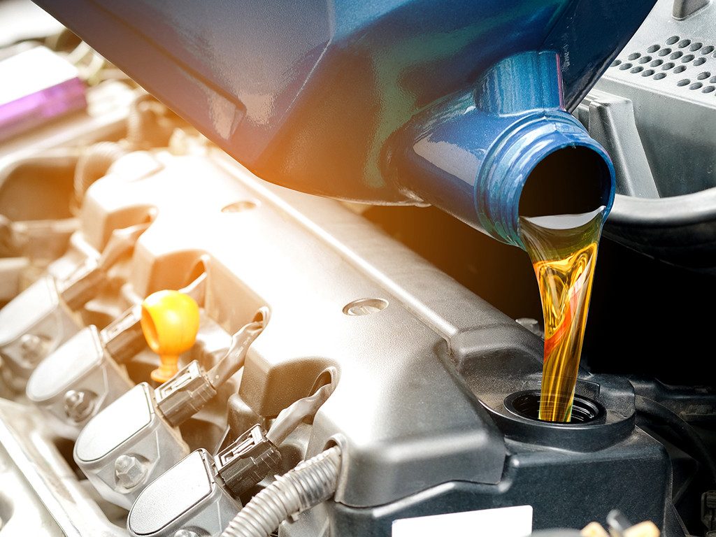 Quand et comment ajouter de l'huile moteur pour voiture ?